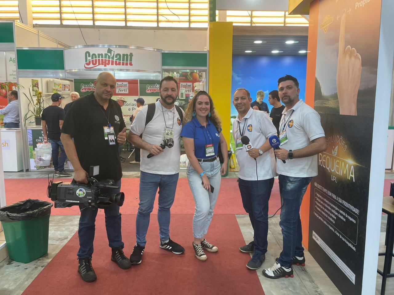 Equipe de Mais fm e Rede Brasil de televisão